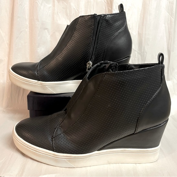 Shoes - Women’s wedge sneaker